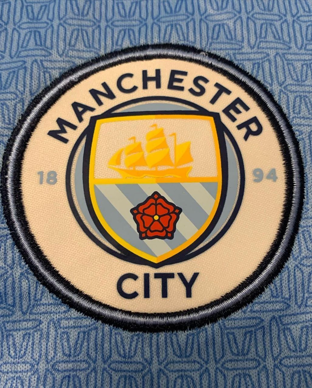 当看到曼城队的队徽时,你第一个想到的会是谁呢?