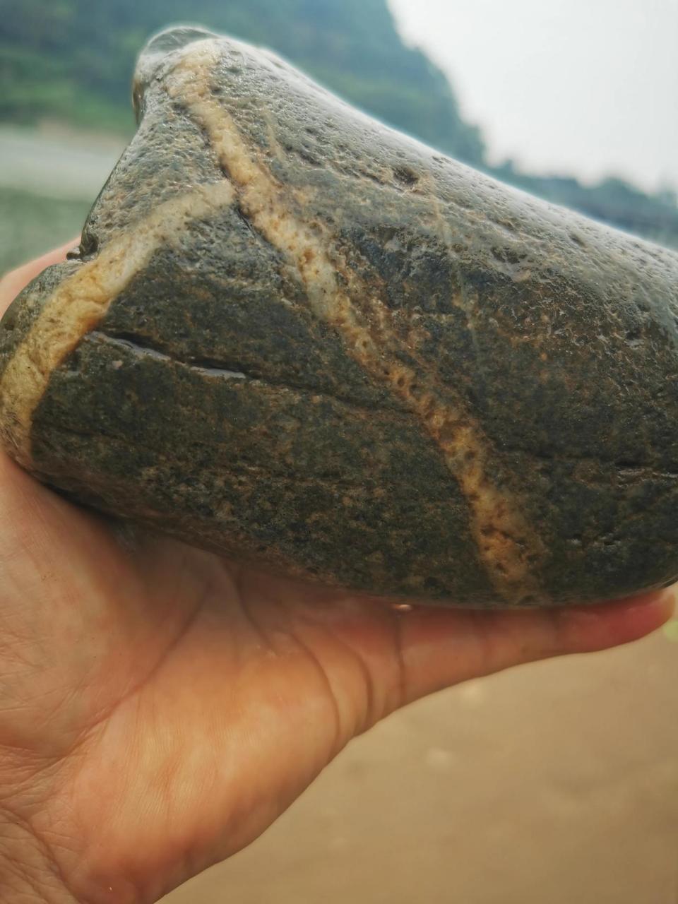 放下红尘的石头 作者:六公里  佛曰:赐你三生三世,不如取走一条大河