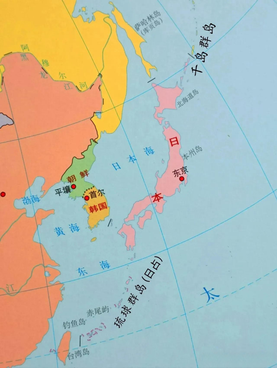 根据《波茨坦公告》,日本的领土仅仅限于本州,四国,九州和北海道,不仅