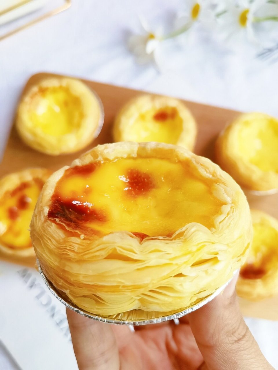 常见的蛋挞分为港式蛋挞和葡式蛋挞两种,葡式蛋挞,外皮松软香酥,内馅