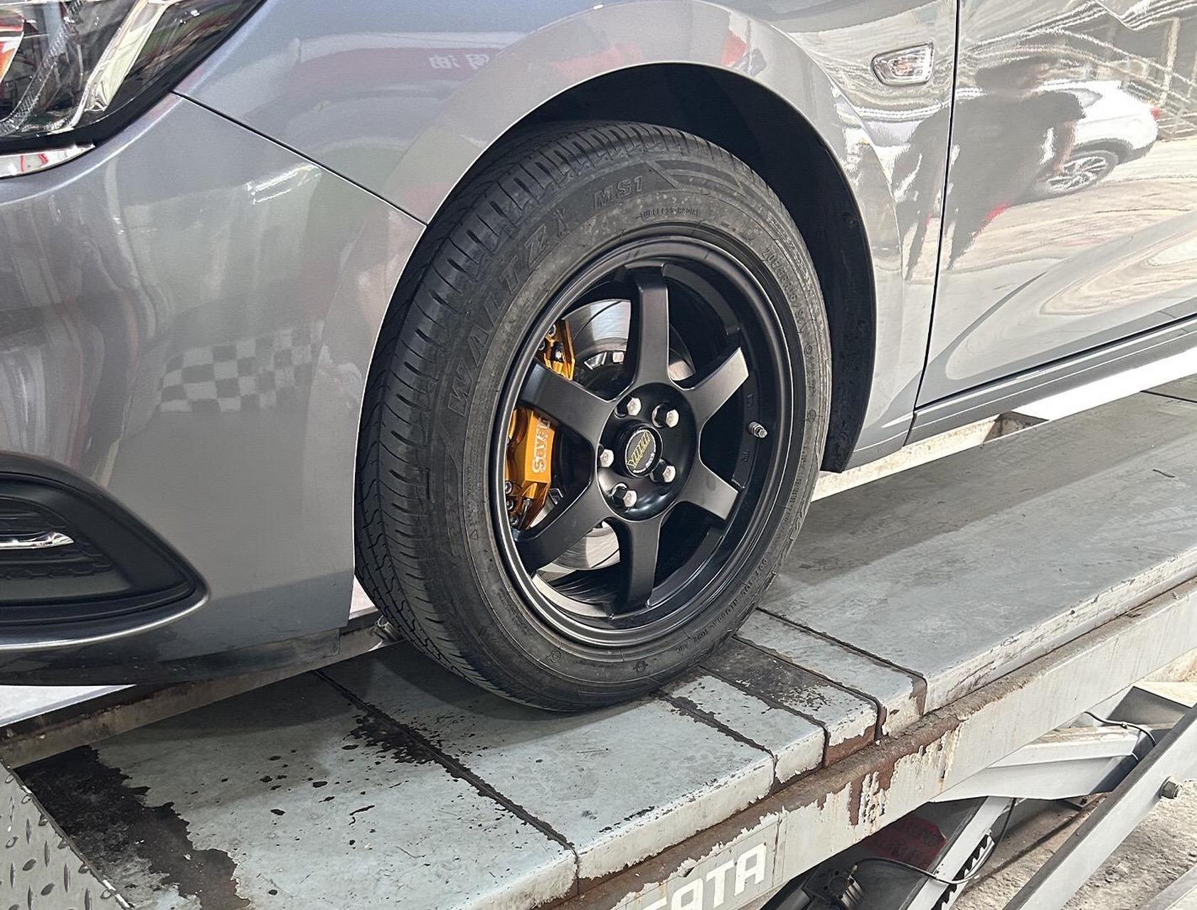 16寸轮毂,前轮使用s45c 300卡钳套件,前轮金黄色,合头古铜色