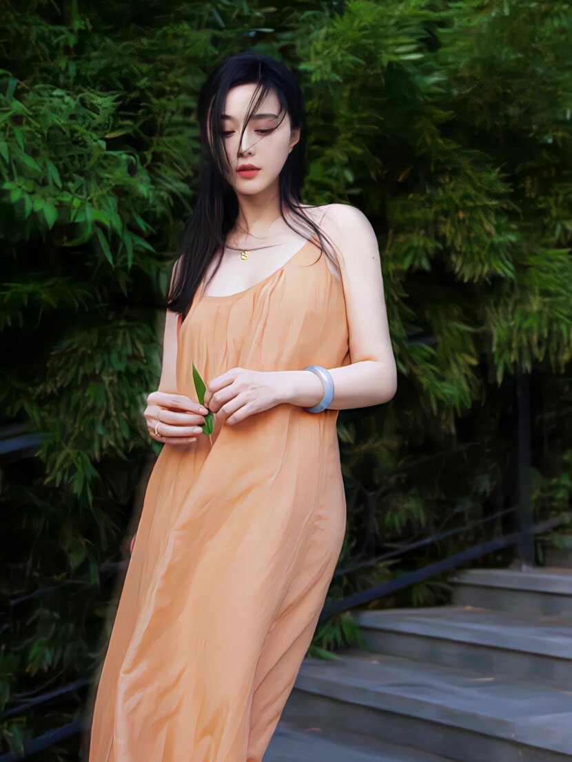 其实除了冰冰姐很多明星也选择了白冰到玻璃种的翡翠手镯,行话说"外行