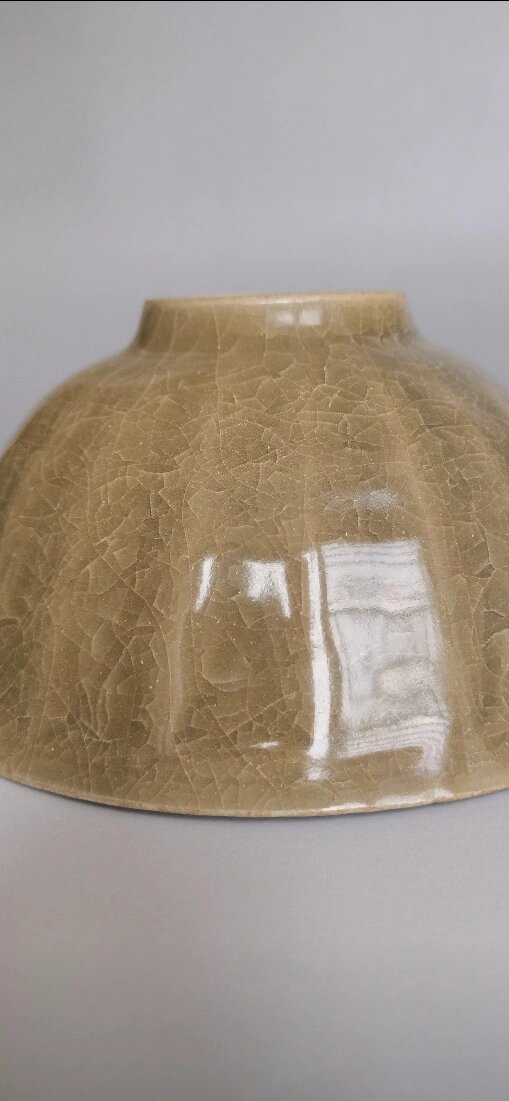 黄釉冰裂纹龙泉莲瓣碗