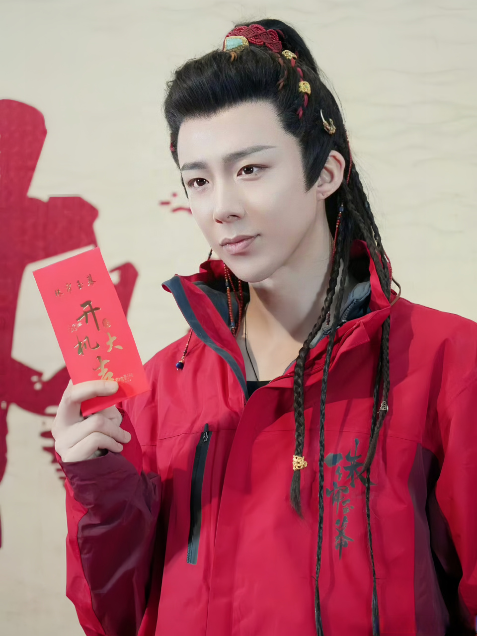 赵露思,刘宇宁领衔主演的《珠帘玉幕》开机啦.  祝开机大吉!