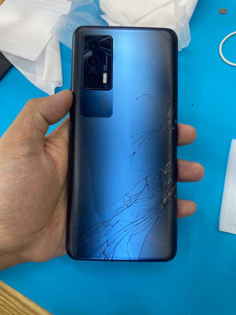 iqoo neo5 后盖粉碎 更换 纯原拆机后玻璃 8299后玻璃碎裂,要纯