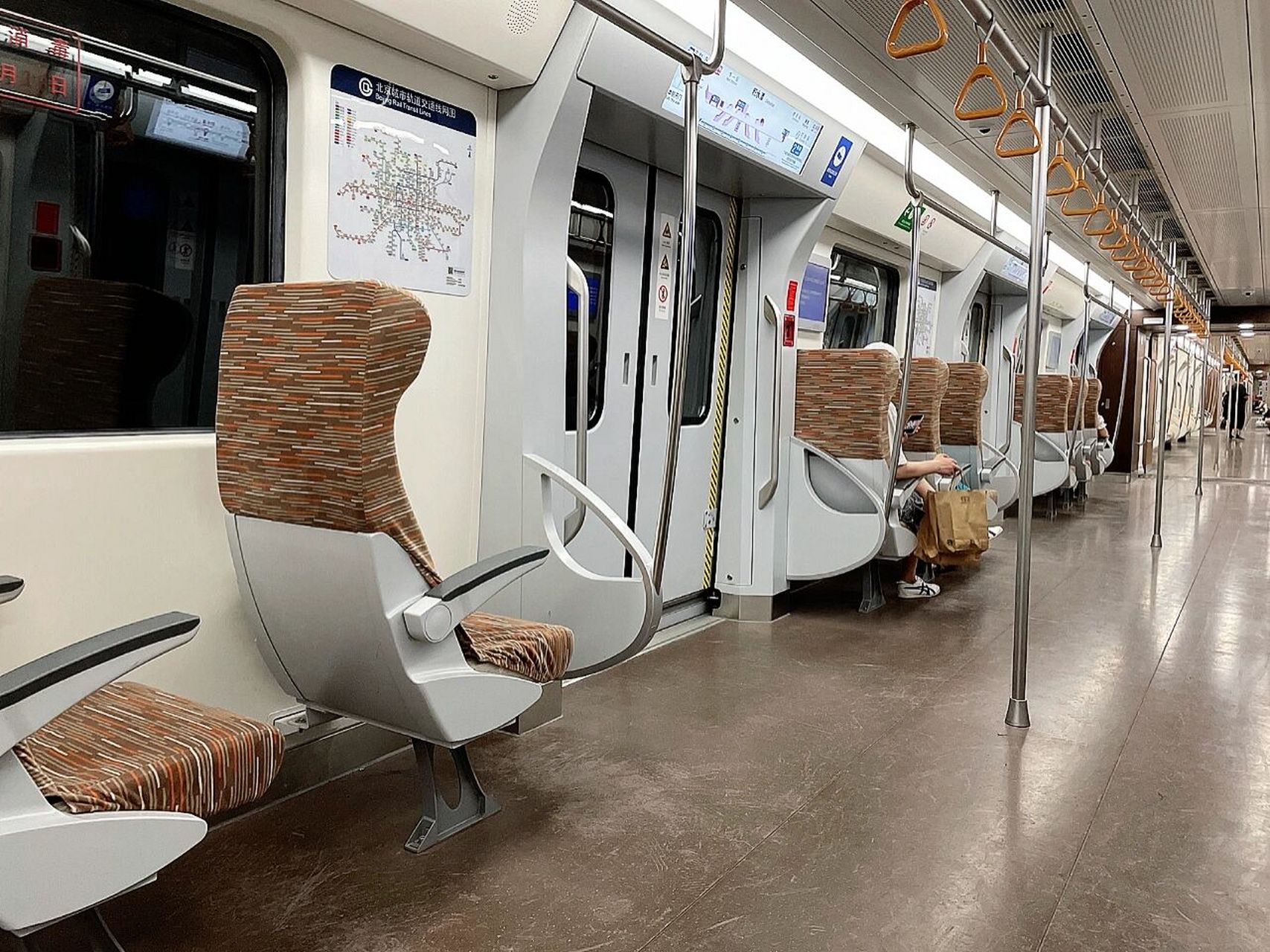 北京地铁19号线这么高级 第一次坐19号线,一进来车厢,真的一惊,这座椅