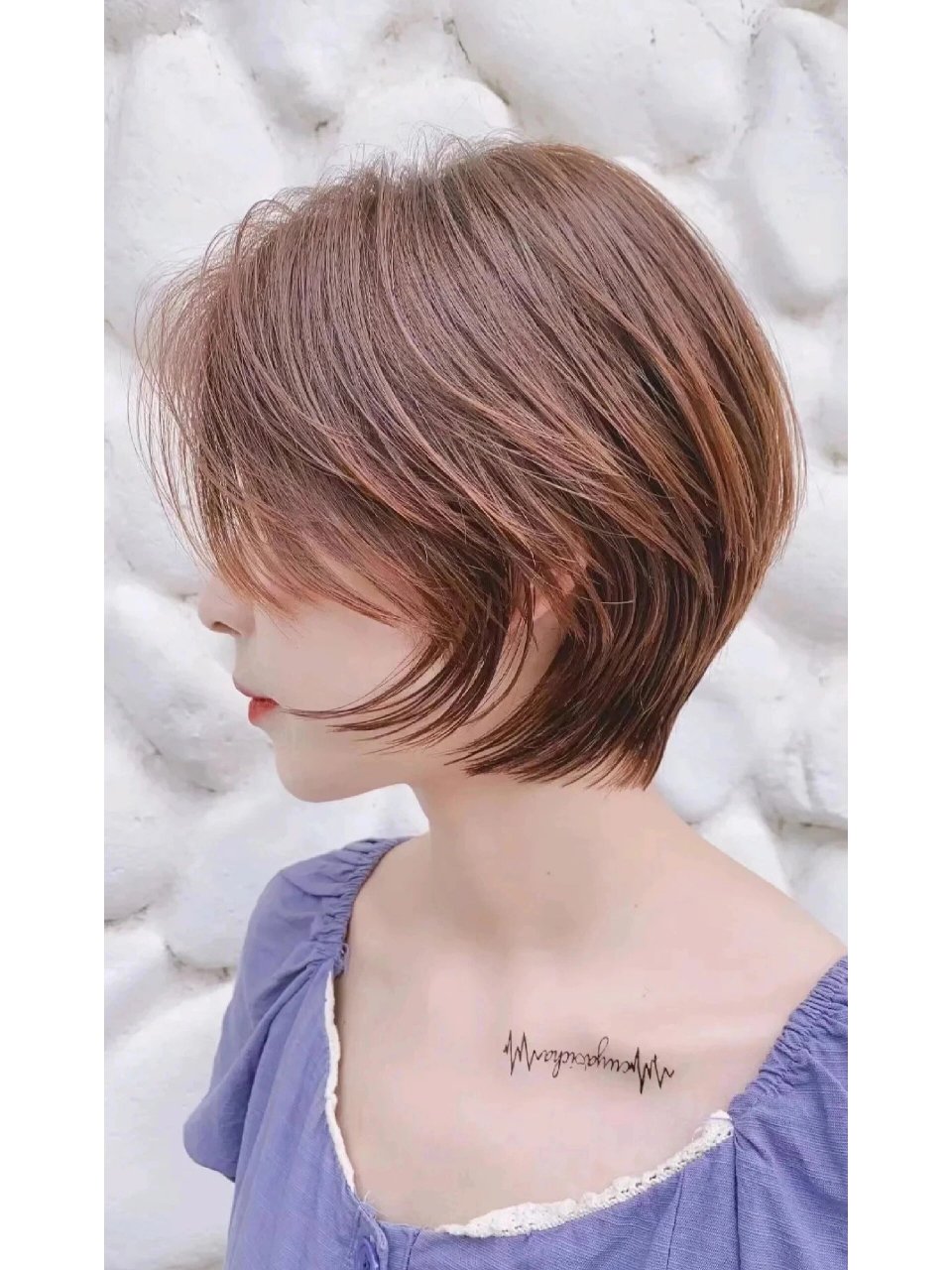 像苹果一样的短发在夏天也很受女生的欢迎,干练精致的苹果头看起来也