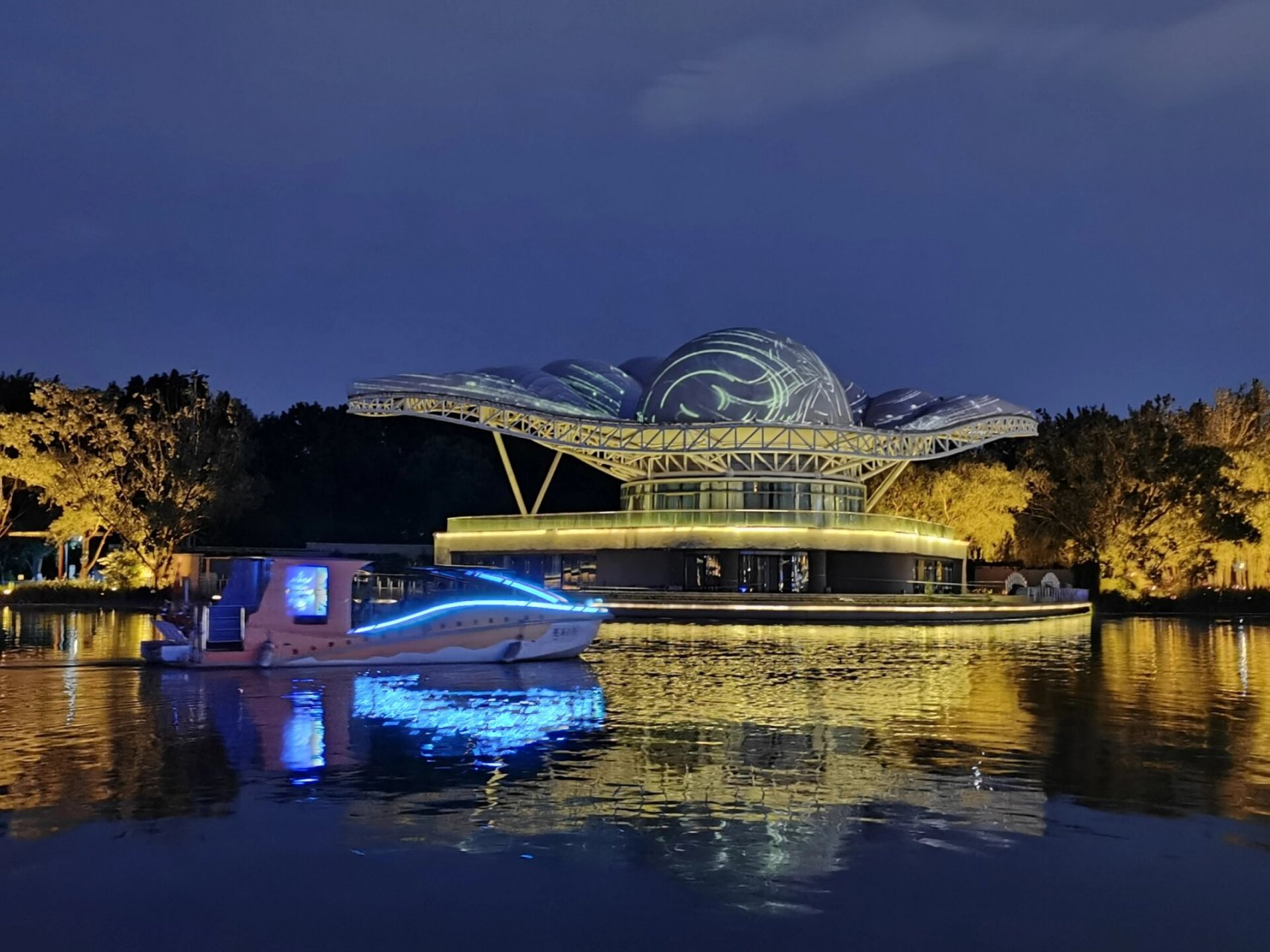 早就听说过亮马河岸的夜景流光溢彩,有京城塞纳河之称