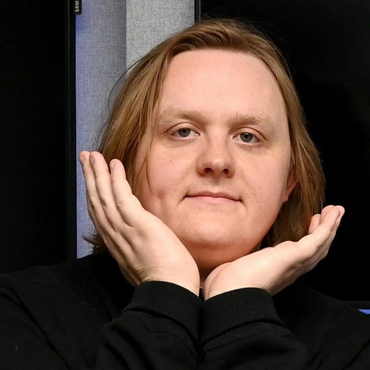 苏格兰创作型歌手 lewis capaldi(刘易斯·卡帕尔迪)因歌曲《someone