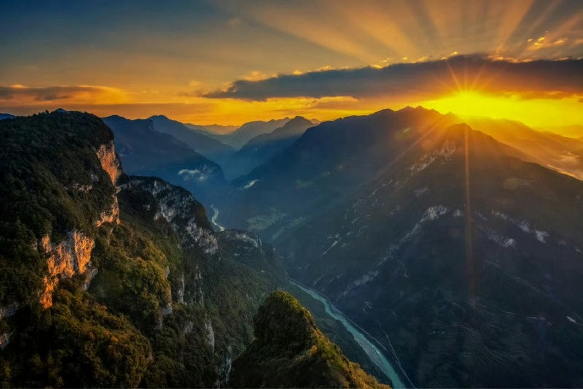 大巴山,山峰俊朗挺拔,江河蜿蜒绮丽,被明代地理学家徐霞客称赞为"西南