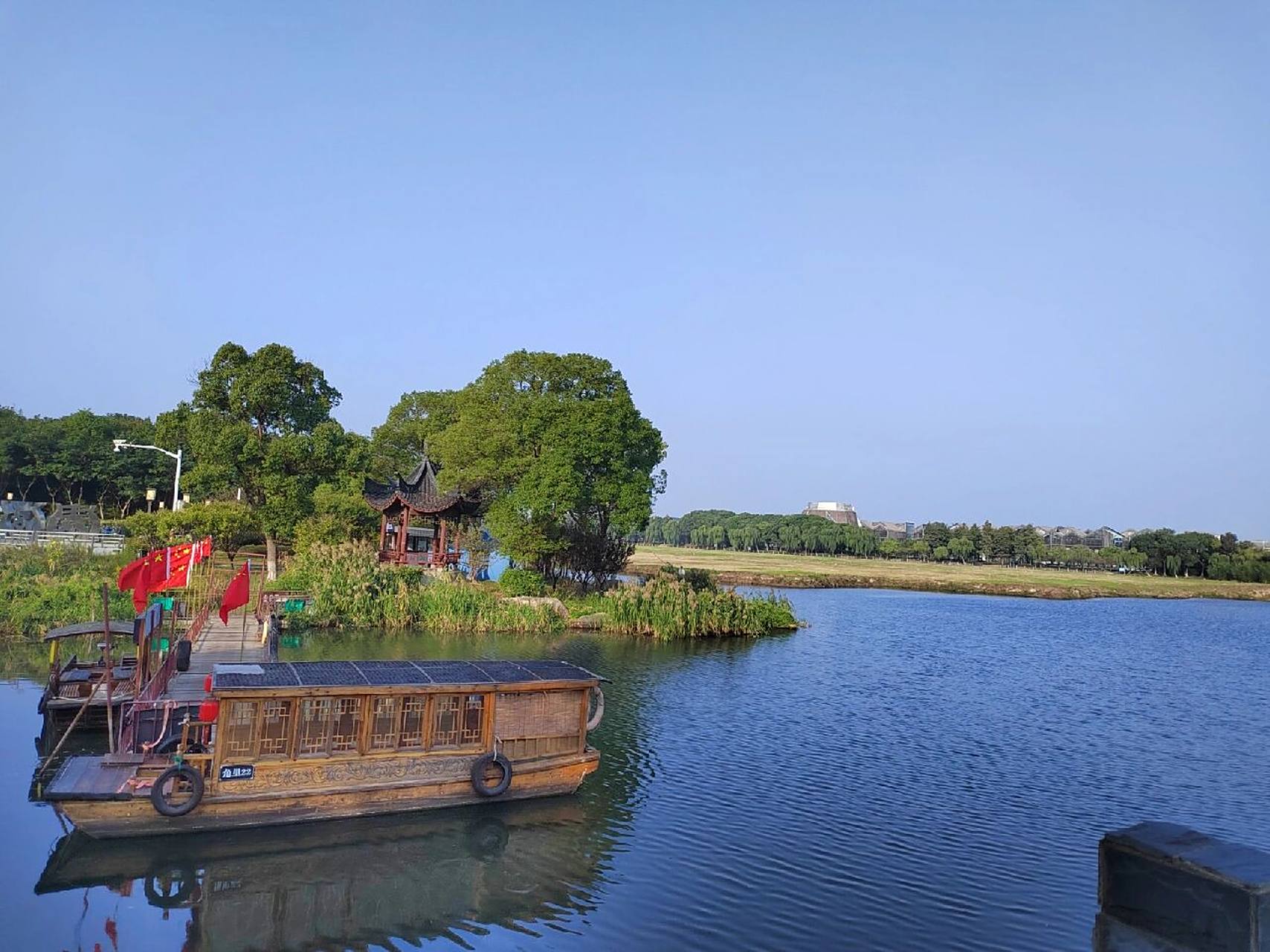 (1) 景区介绍:淀山湖风景区,位于上海市青浦区与江苏省昆山市交界处