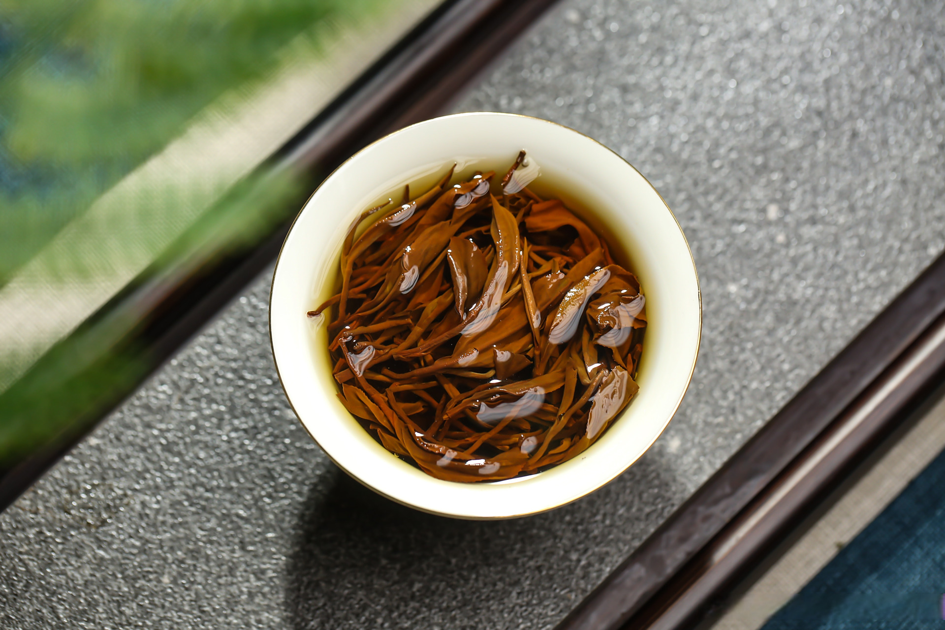 2023一级金丝滇红入库大原料仓 条索肥硕曲美,色泽乌润,金毫密布 干茶