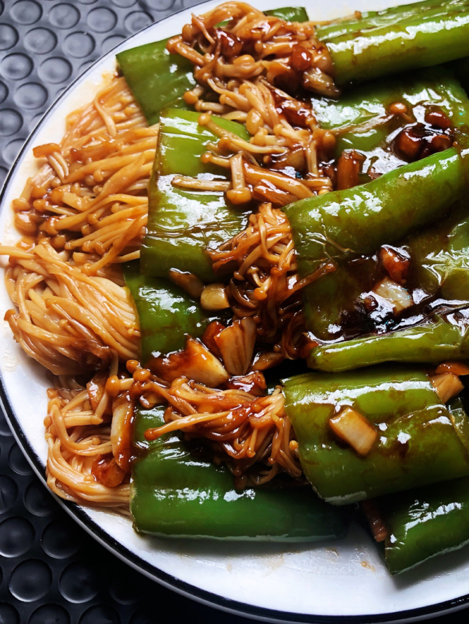 减脂菜～这个金针菇虎皮尖椒真的是正儿八经的下饭菜,做法还超级简单