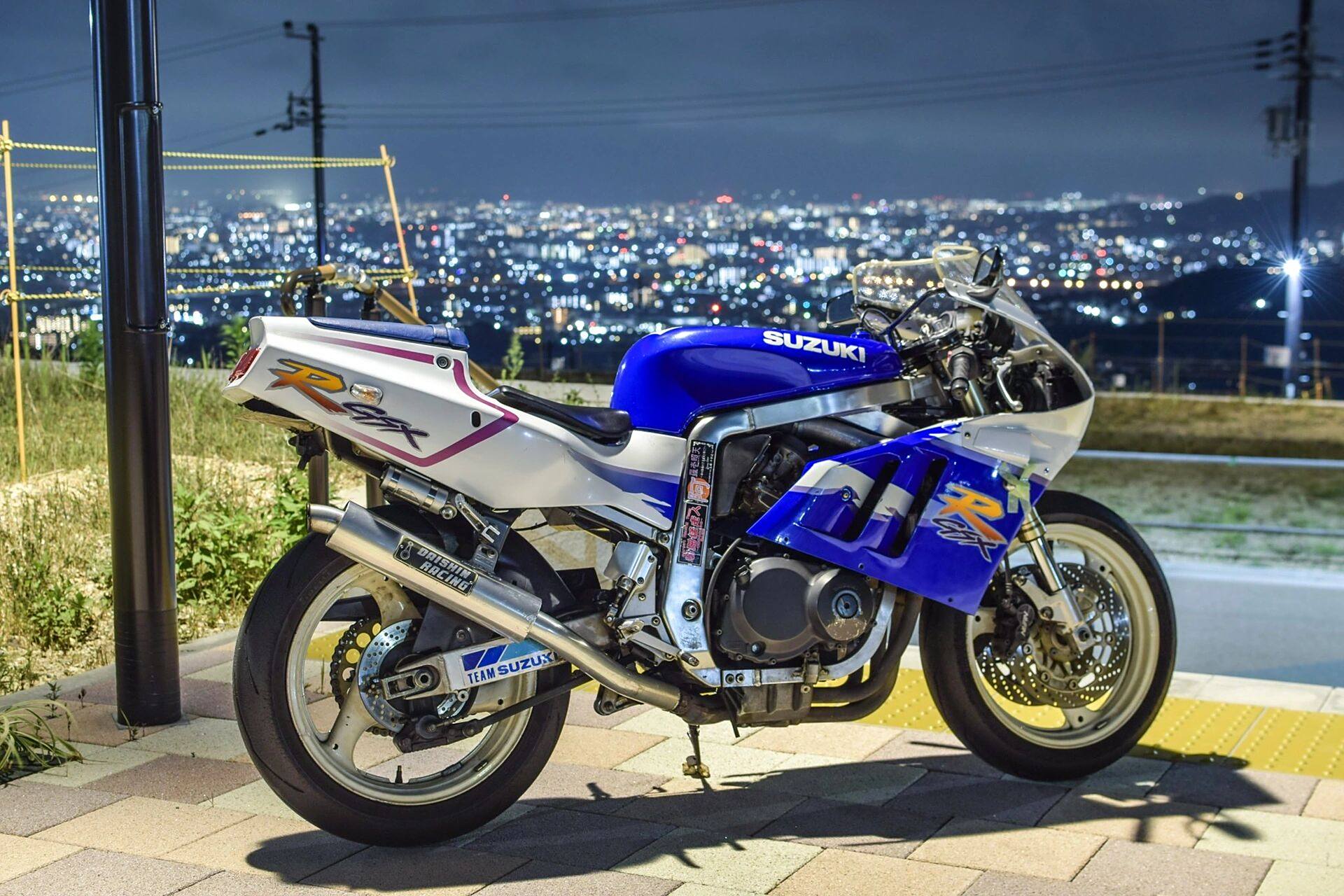 铃木gsxr400 suzuki gsxr400 俗称大直角400 代表了当时日本制造工艺