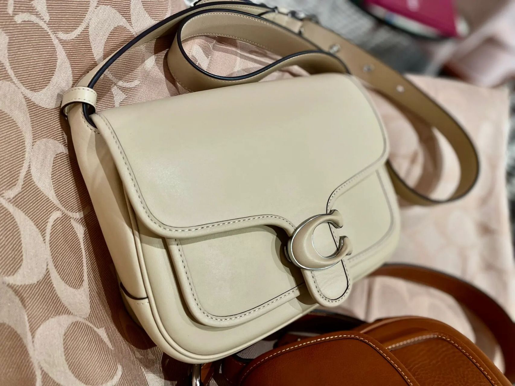 西安skp店庆:coach蔻驰tabby信使包 经典信使包搭配上植物鞣制皮革 将