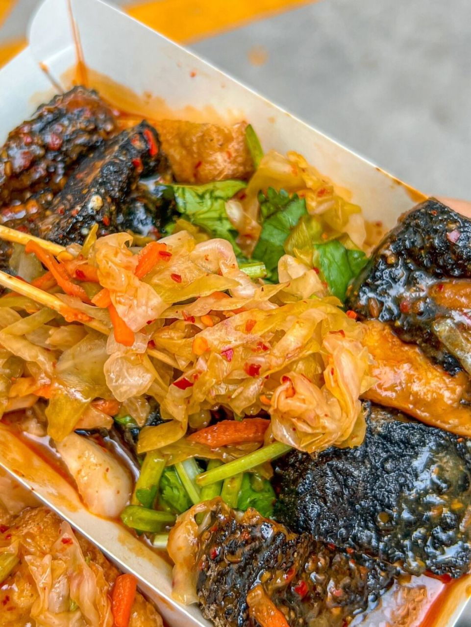 藏在中贸小巷里的小店～ 黑白两个色的臭豆腐炸的酥酥脆脆的!