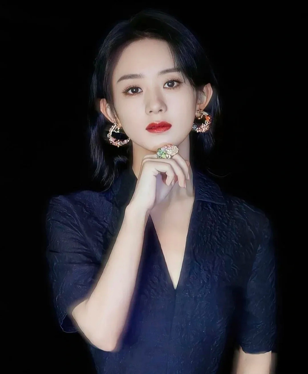 这个一看就是婚前的赵丽颖,眼睛里有星辰大海,笑起来真好看.