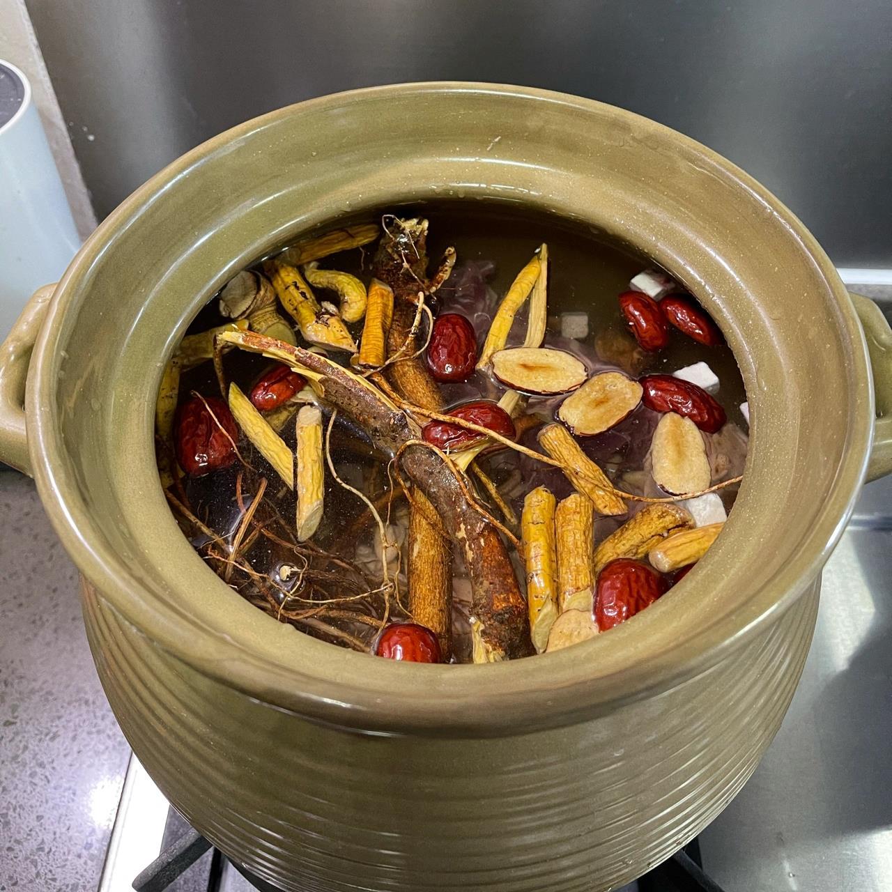 汤谱 | 五指毛桃煲牛大力 五指毛桃和茯苓,祛湿困,壮腰力的功效,正合