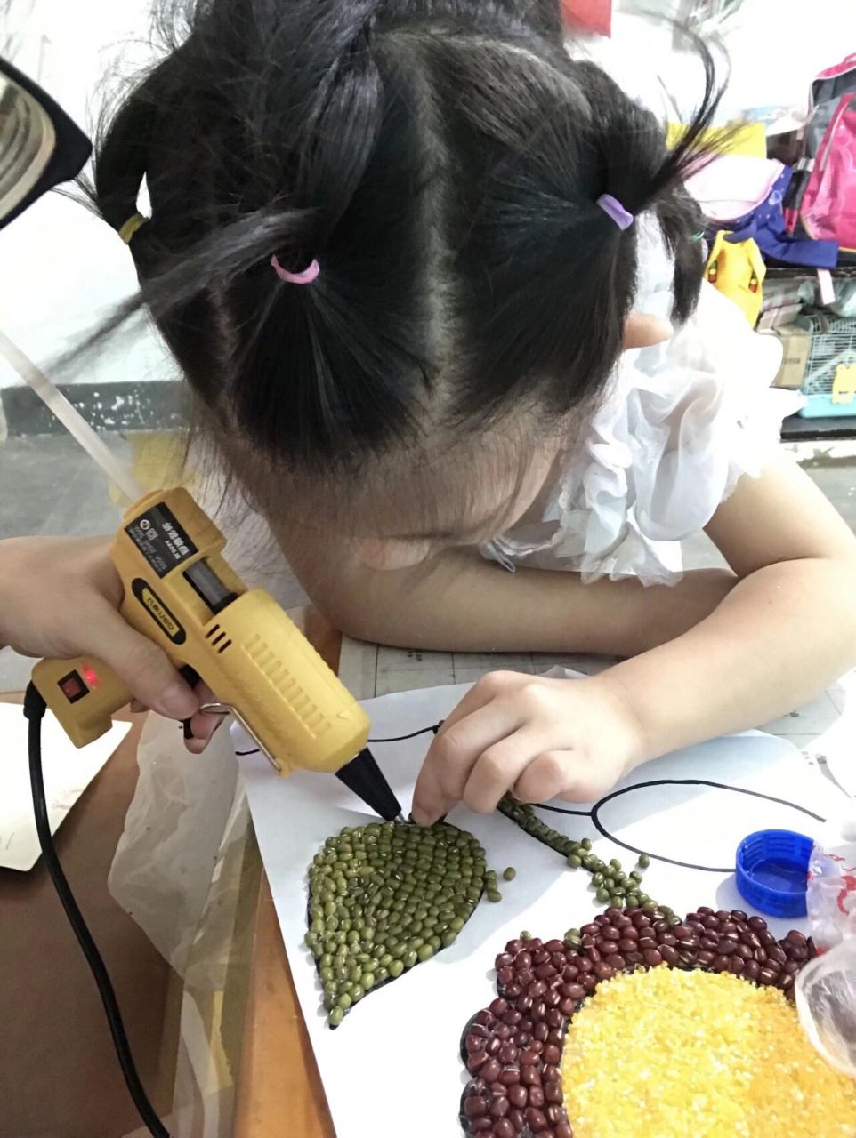 种子贴画 幼儿园要求的种子贴画,我挤胶,小宝粘豆子,一开始用了a4纸