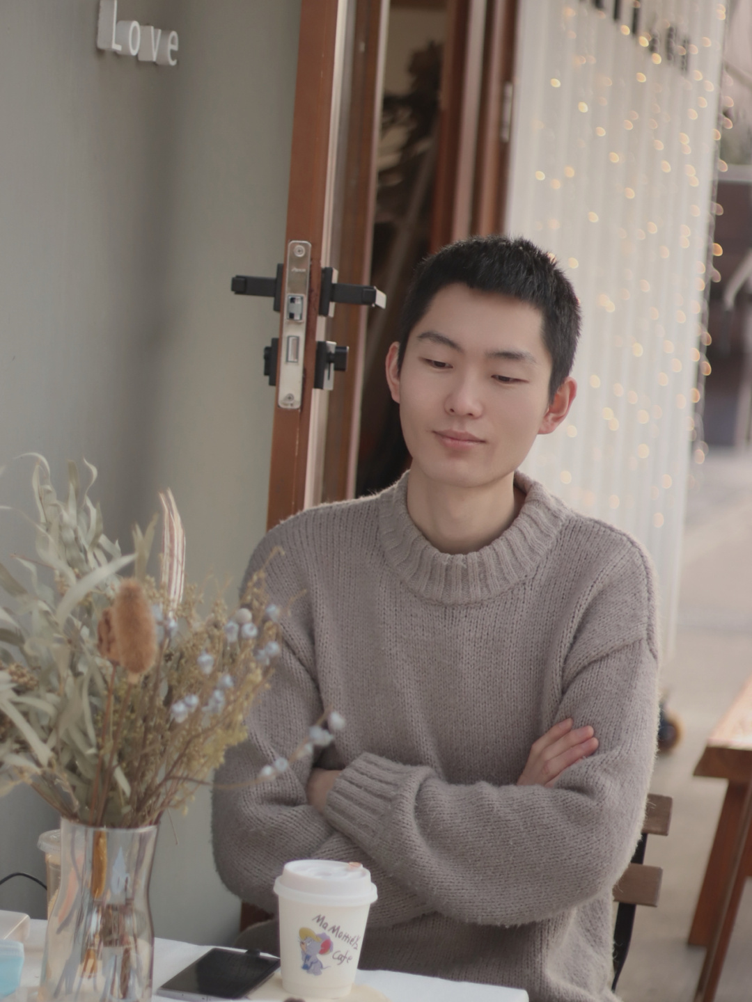 家附近发现一个集装箱里的咖啡馆 外面韩系,里面法