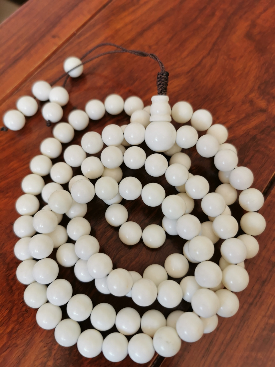 西藏神玉——象牙玉 【象牙玉介绍】 产地西藏藏东,海拔4500以上的山