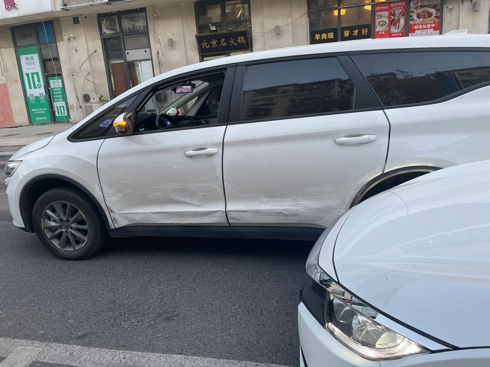 今天发生一起刮蹭,对方车辆属于营运车,说要赔偿误工费,一天300,擞行