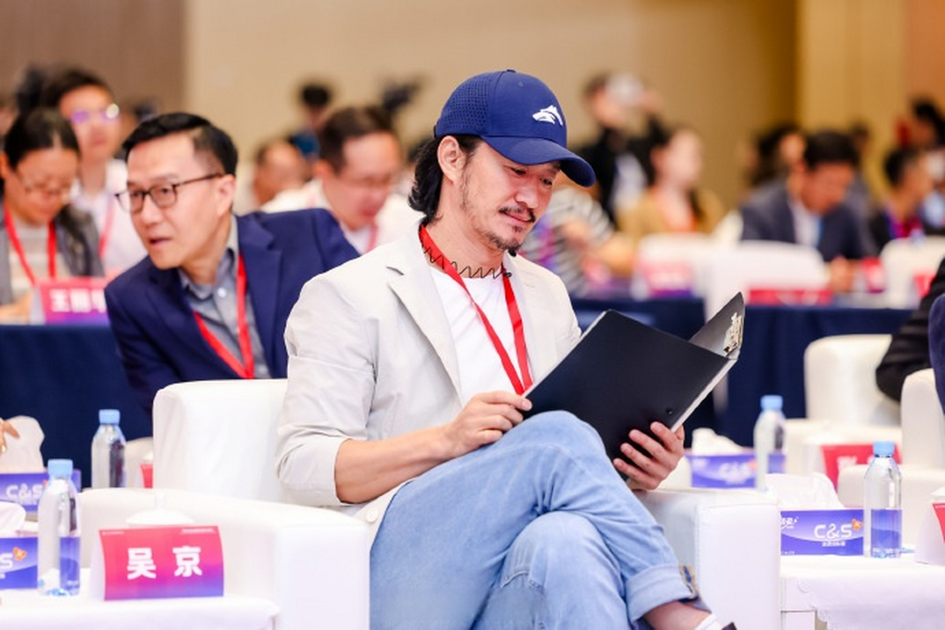 【#长发版吴京亮相深圳# 】5月24日,广东深圳,吴京带着一头长发亮相