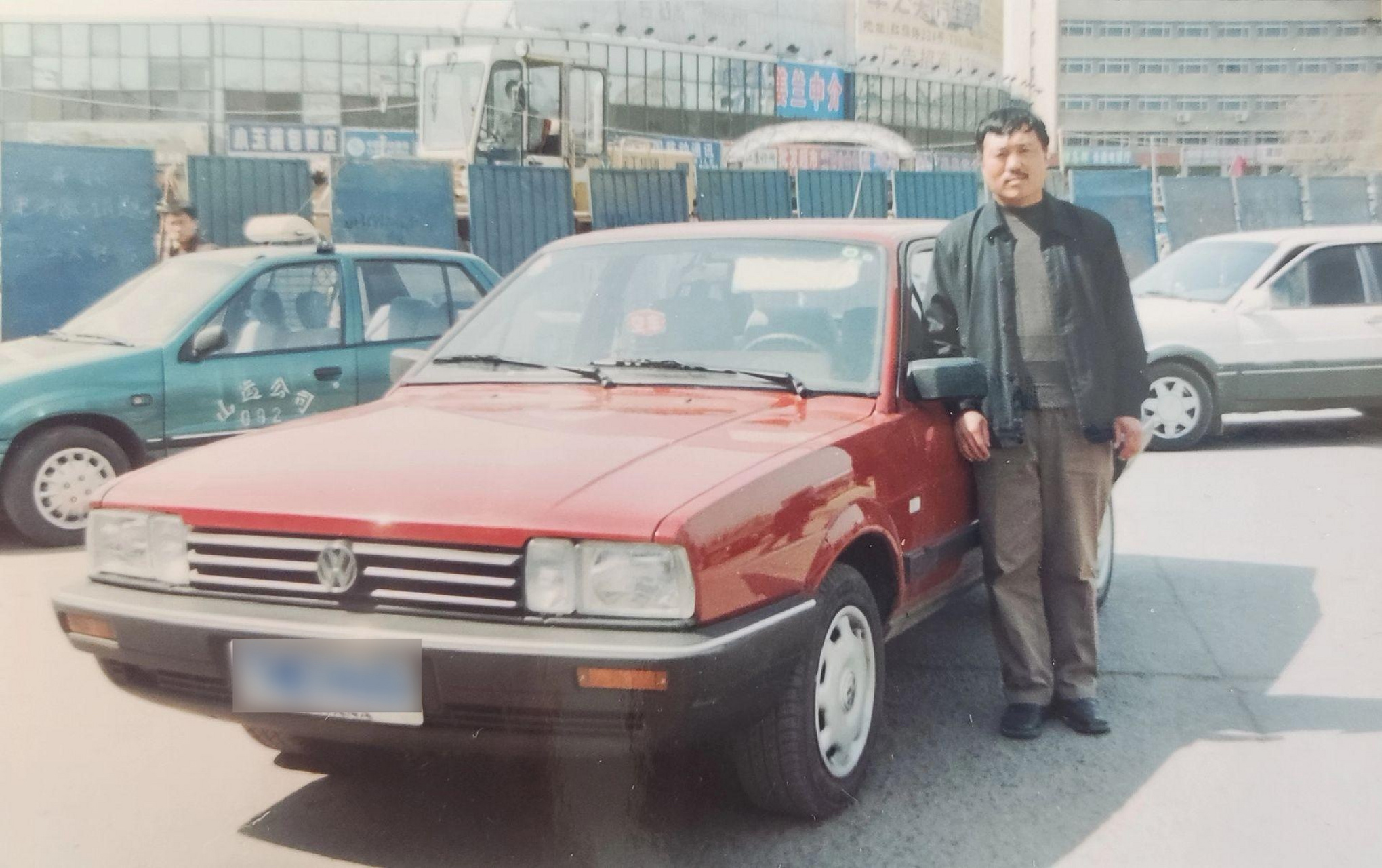 整理老照片翻到家里90年代夏利出租车的照片,更替几辆车,还差一辆夏利