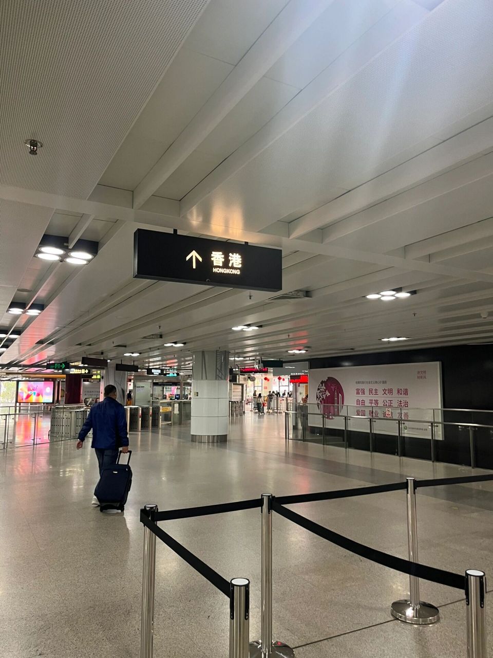 早上11点半才到福田口岸的关口,12点不到就过完了!人少真便利啊!