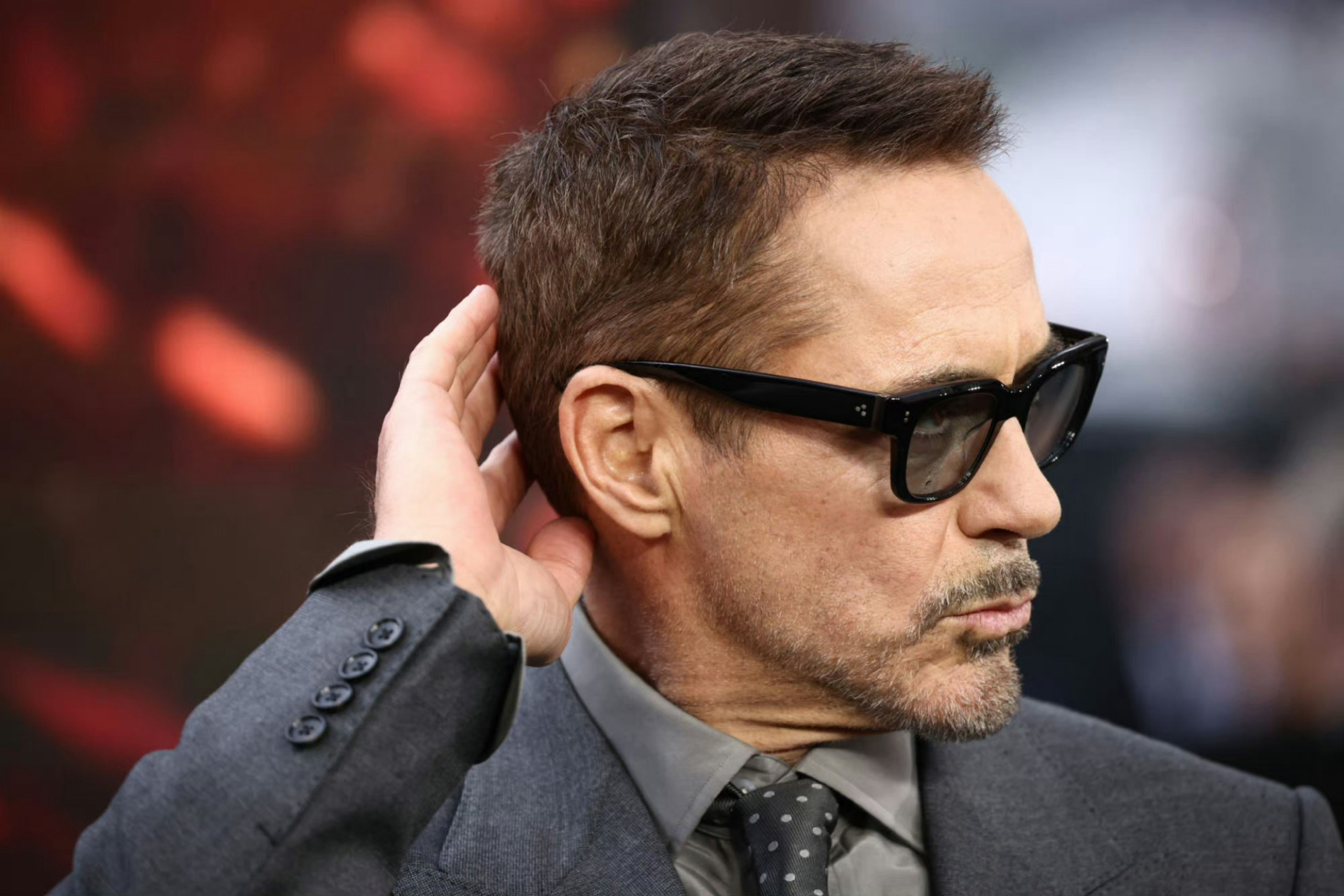 小罗伯特唐尼亮相#奥本海默#英国首映礼,帅气依旧.