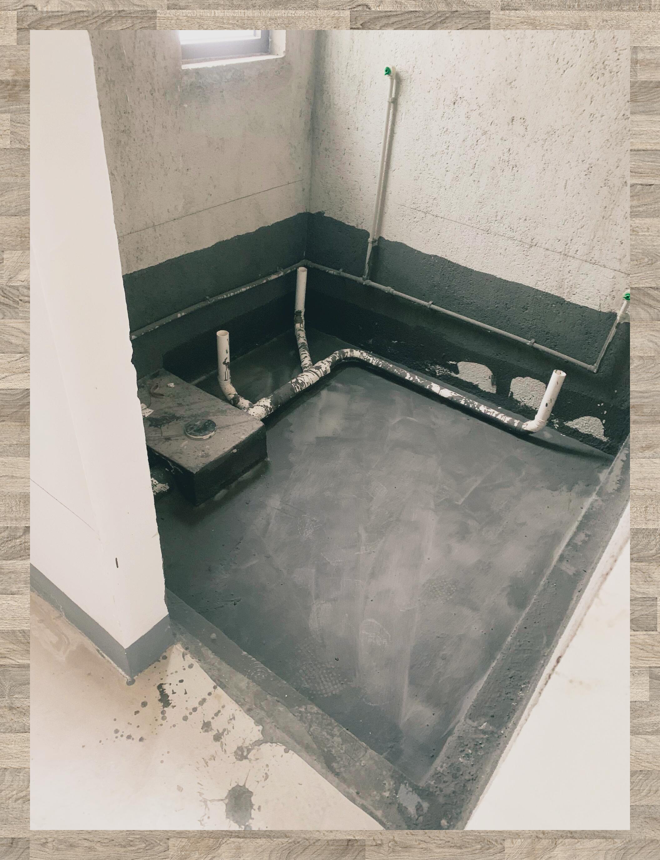因为想省点小钱,只能选择了毛坯房♂,但没想到房间的两个深坑厕所成