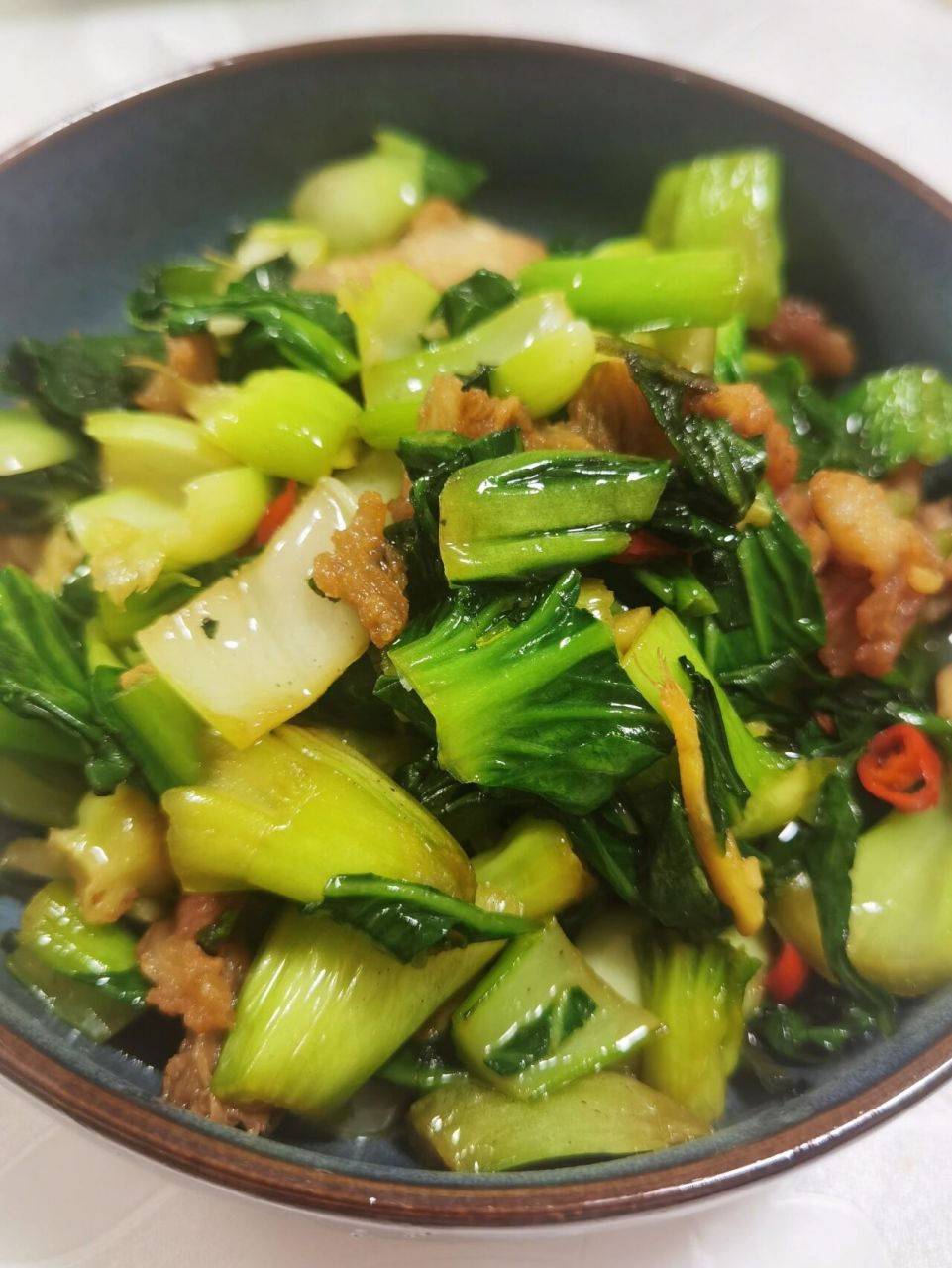 湖南衡阳家常菜——油渣炒调羹白(有教程) 油渣炒调羹白是冬天湘菜馆