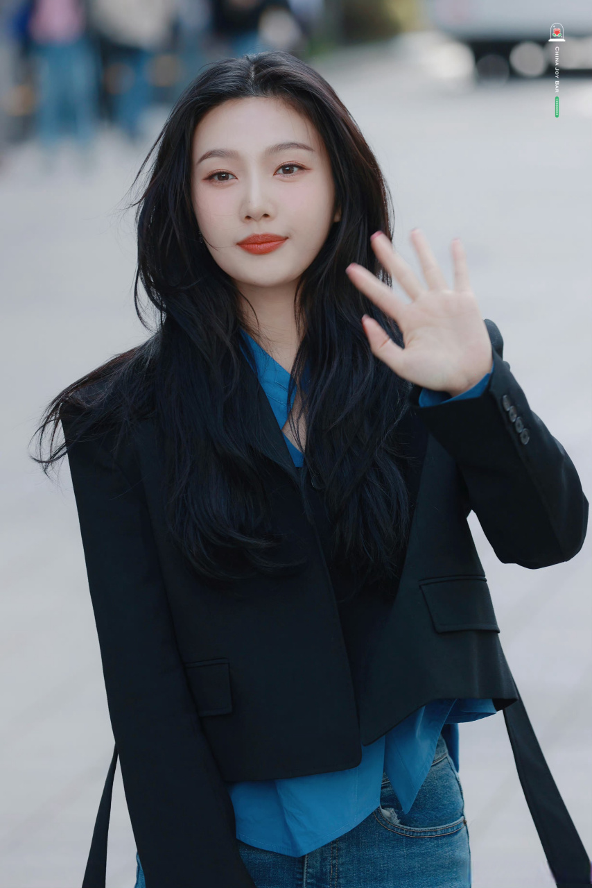 朴秀荣黑色短西装造型#今天的动物农场上班图,又美又飒的joy,漂亮到