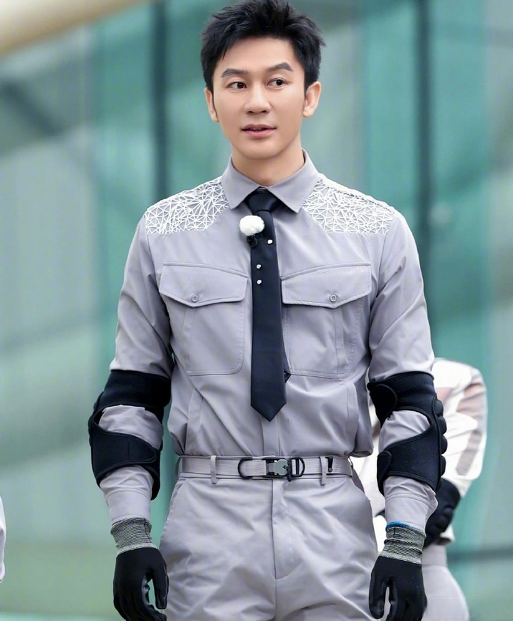 李晨 在综艺节目游戏环节中说"女生会成为累赘"引发热议,随后发文