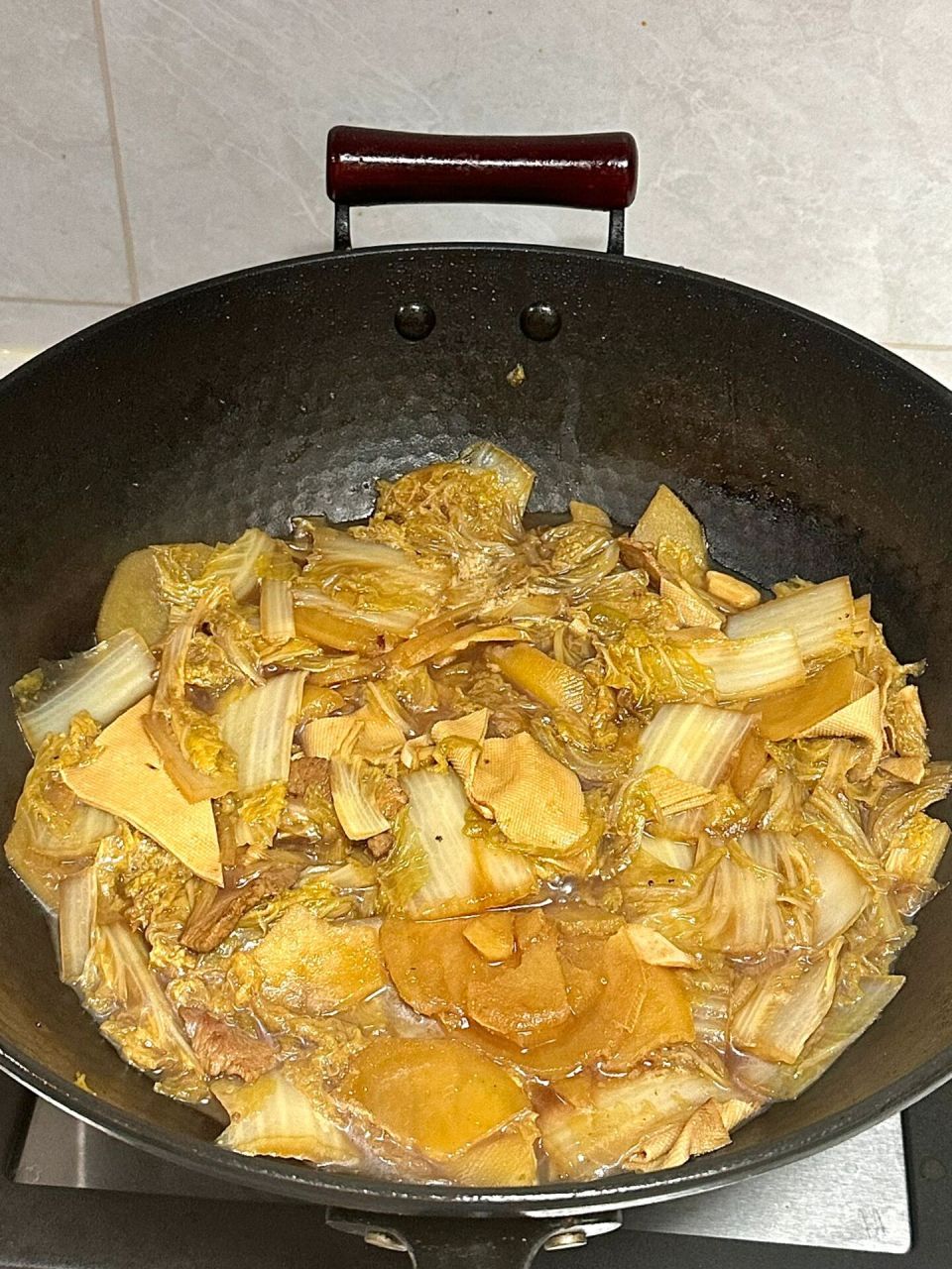 白菜炖土豆 东北童年常见菜02 准备材料:白菜切块,土豆切片,葱姜蒜