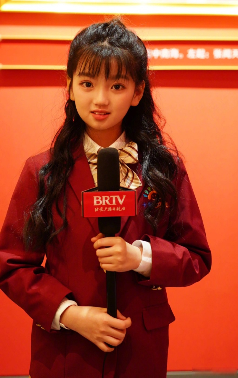 阿拉蕾近照,一副小大人的样子,长开一点之后感觉更像乔欣了?