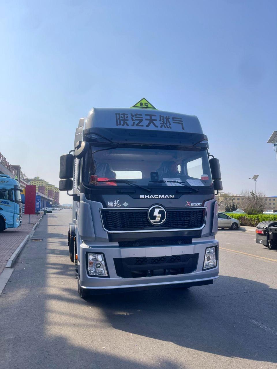 陕汽德龙x5000危险品lng480马力带液缓1350l气瓶