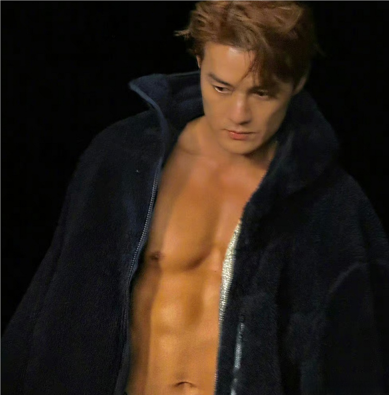 吴克群腹肌#这谁看谁不迷糊啊![舔屏][舔屏]说他二十多岁我都信!