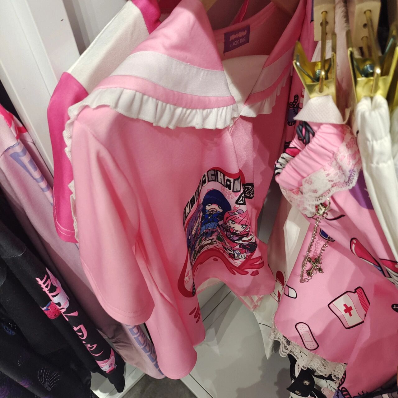 香港尖沙咀地雷运动外套acdcrag 在尖沙咀地铁站b1右拐的theone商场