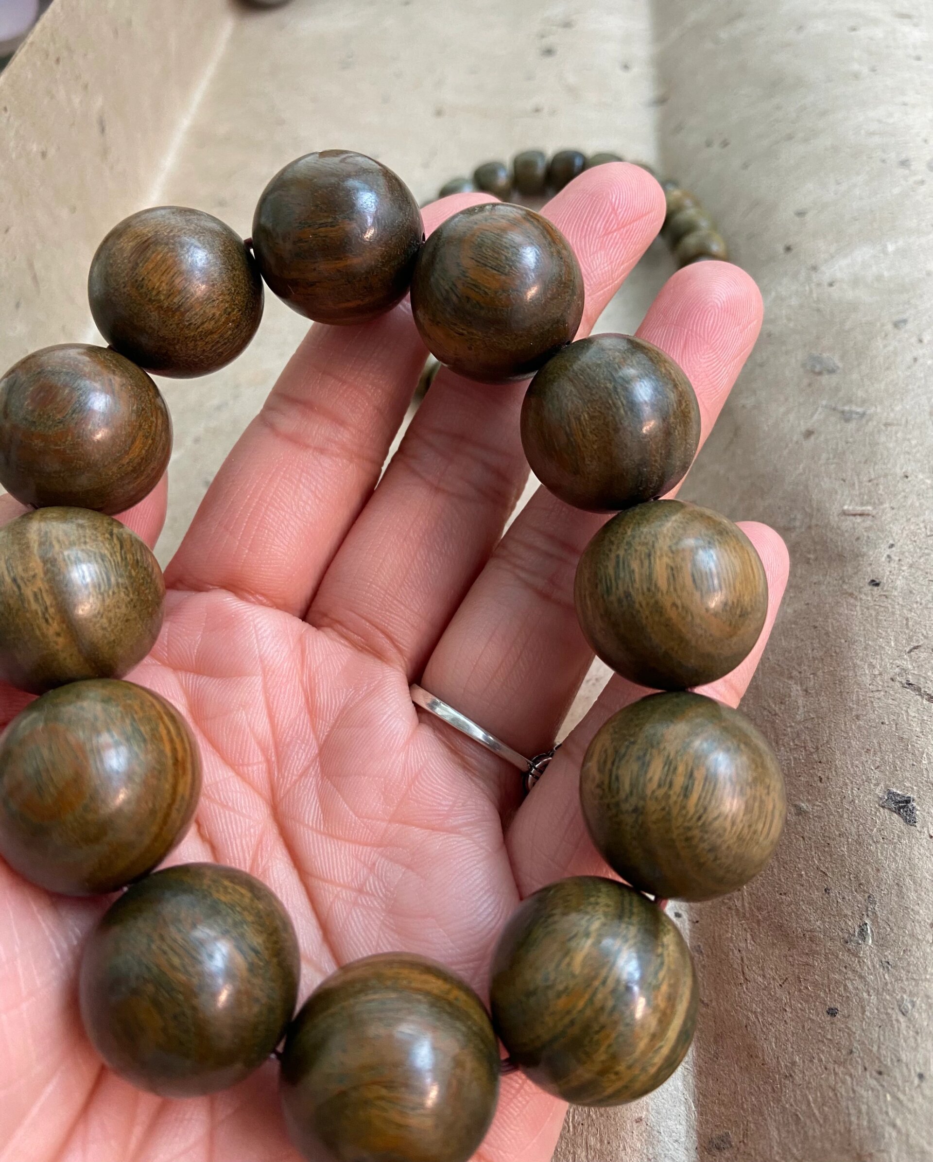 感受绿檀包浆后的美吧～ "不鸣则已 一鸣惊人"应该就是说绿檀的吧