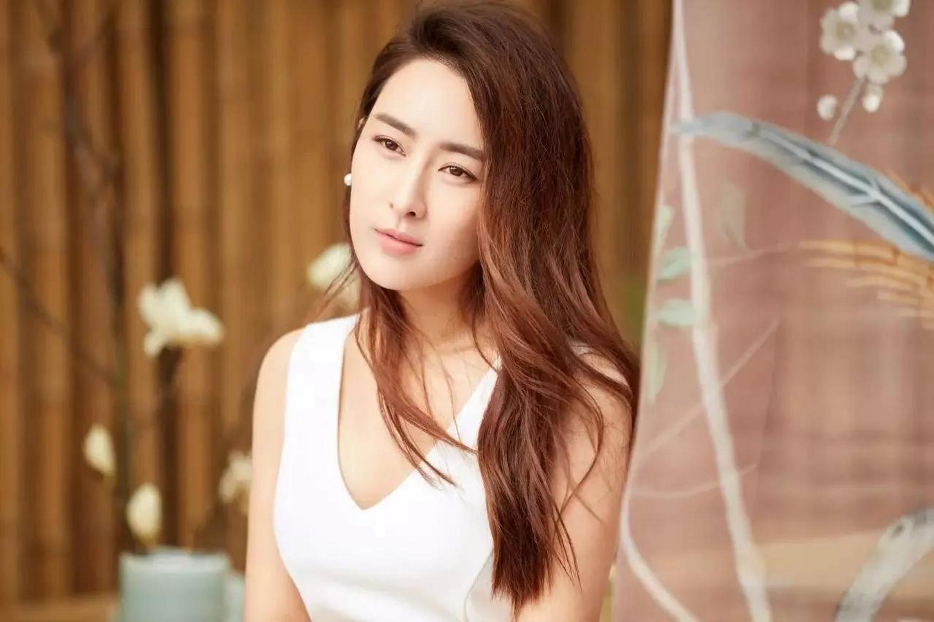 中国演技最好的50位女演员排名 : 1.周冬雨 2.张小斐 3.袁泉 4.