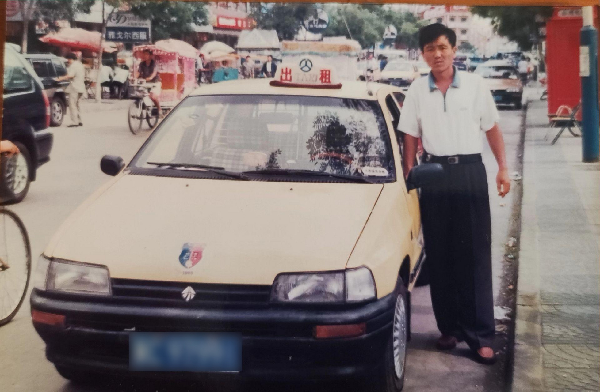 整理老照片翻到家里90年代夏利出租车的照片,更替几辆车,还差一辆夏利