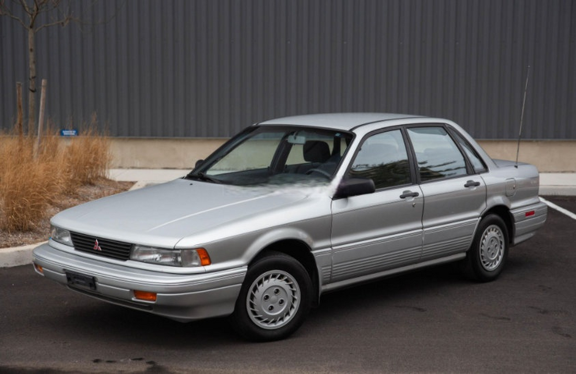 三菱格兰特,在往前的版本是四个独立大灯的,再往后是发动机舱盖前伸