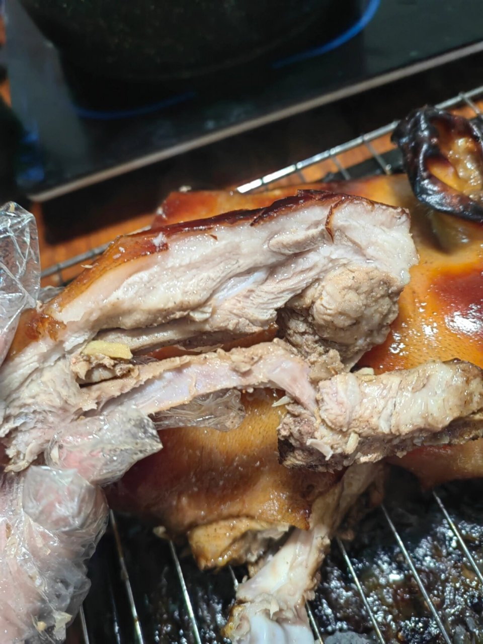 家常烤箱版烤乳猪 挑战了烤箱版烤乳猪,剩的四分之一小猪仔,提前3个