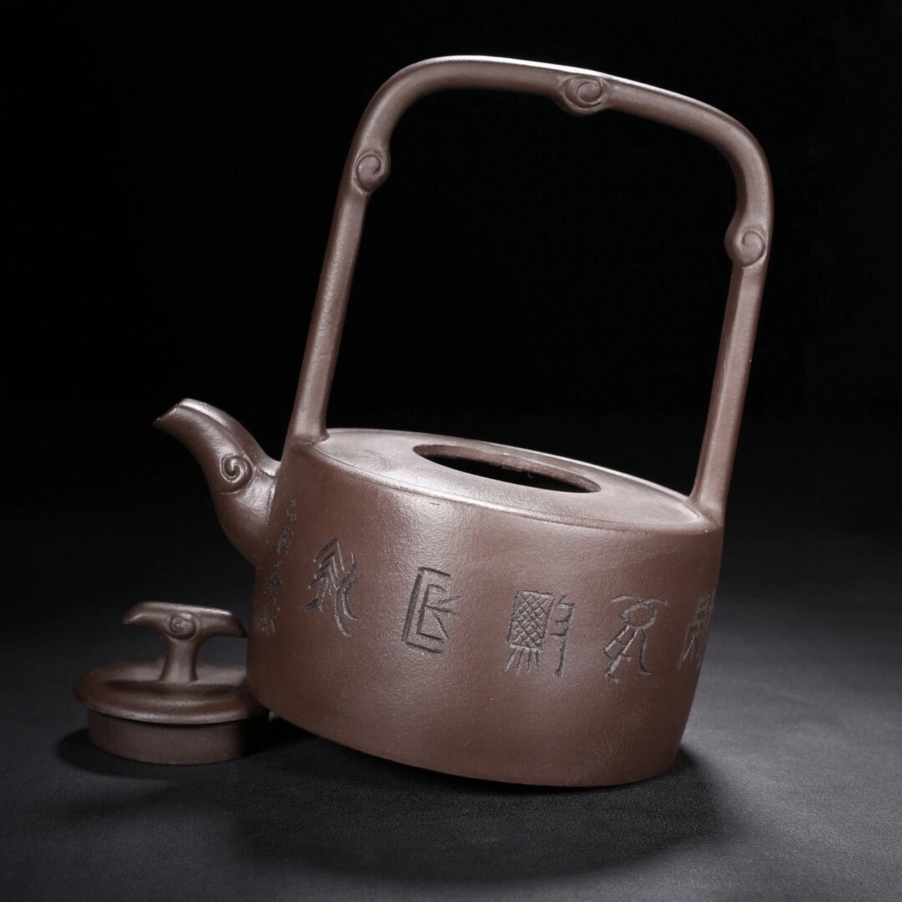 美林紫砂壶如意提梁 品名:如意提梁 底款:韩美林 尺寸:15/17cm 容量