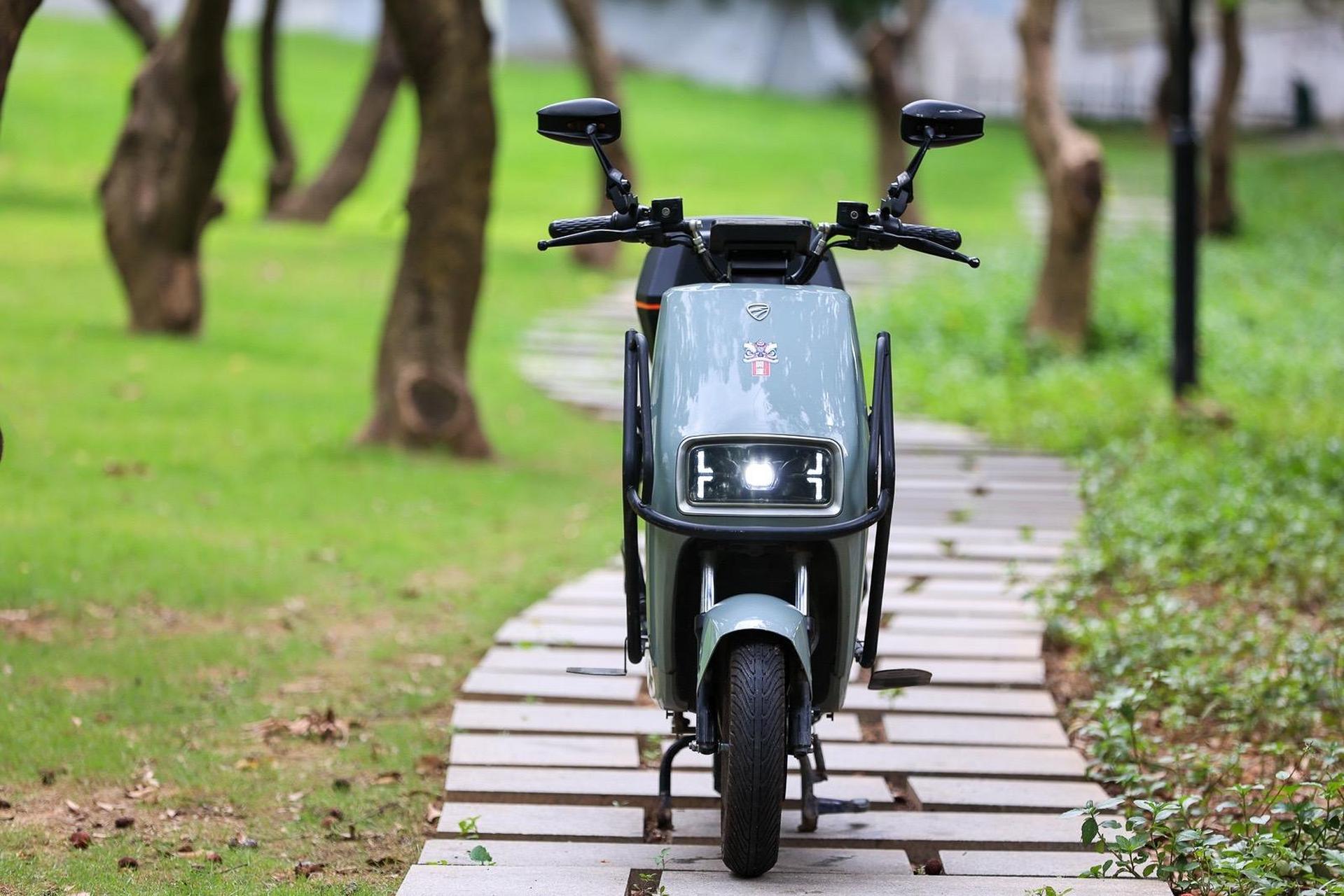 转让电动车.华雁f6新国标电动自行车  手续齐全,带60v20a铅酸电池.