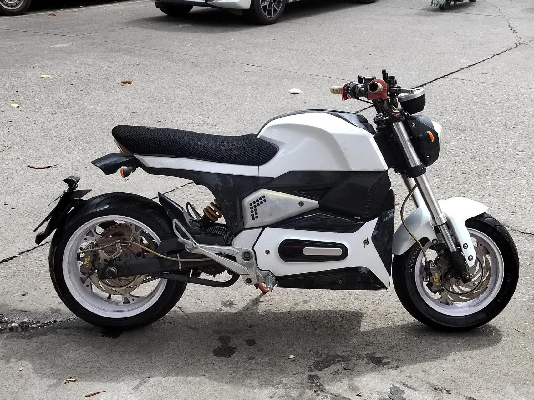 出小改白色壹酷m6中置猴子72v:    外观9层新,证件齐全,2022年9月电瓶