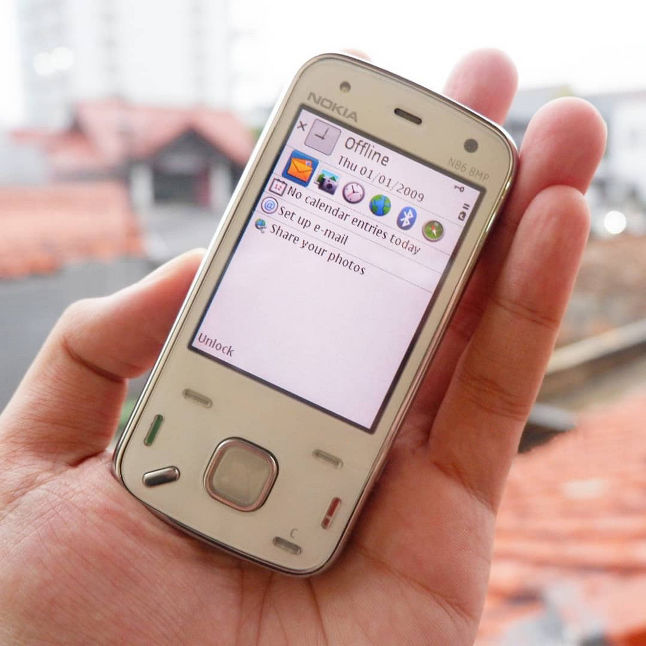 诺基亚n86 2009年诺基亚n86上市,继承了n85的双向滑盖设计也是诺基亚