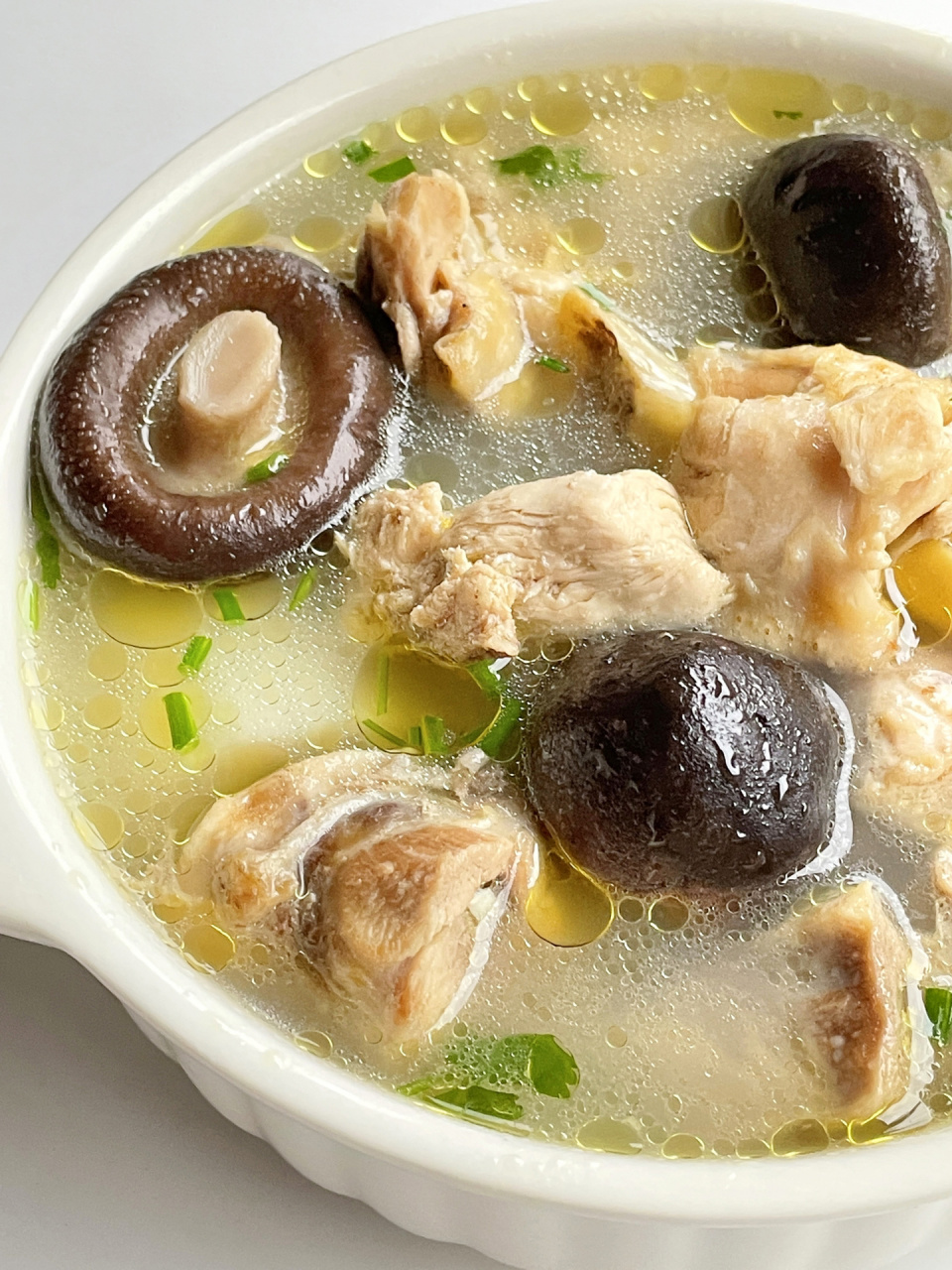 寒冬必须安排的香菇炖土鸡汤,补钙养胃,鲜   hi,大家好～ 寒冬一定要
