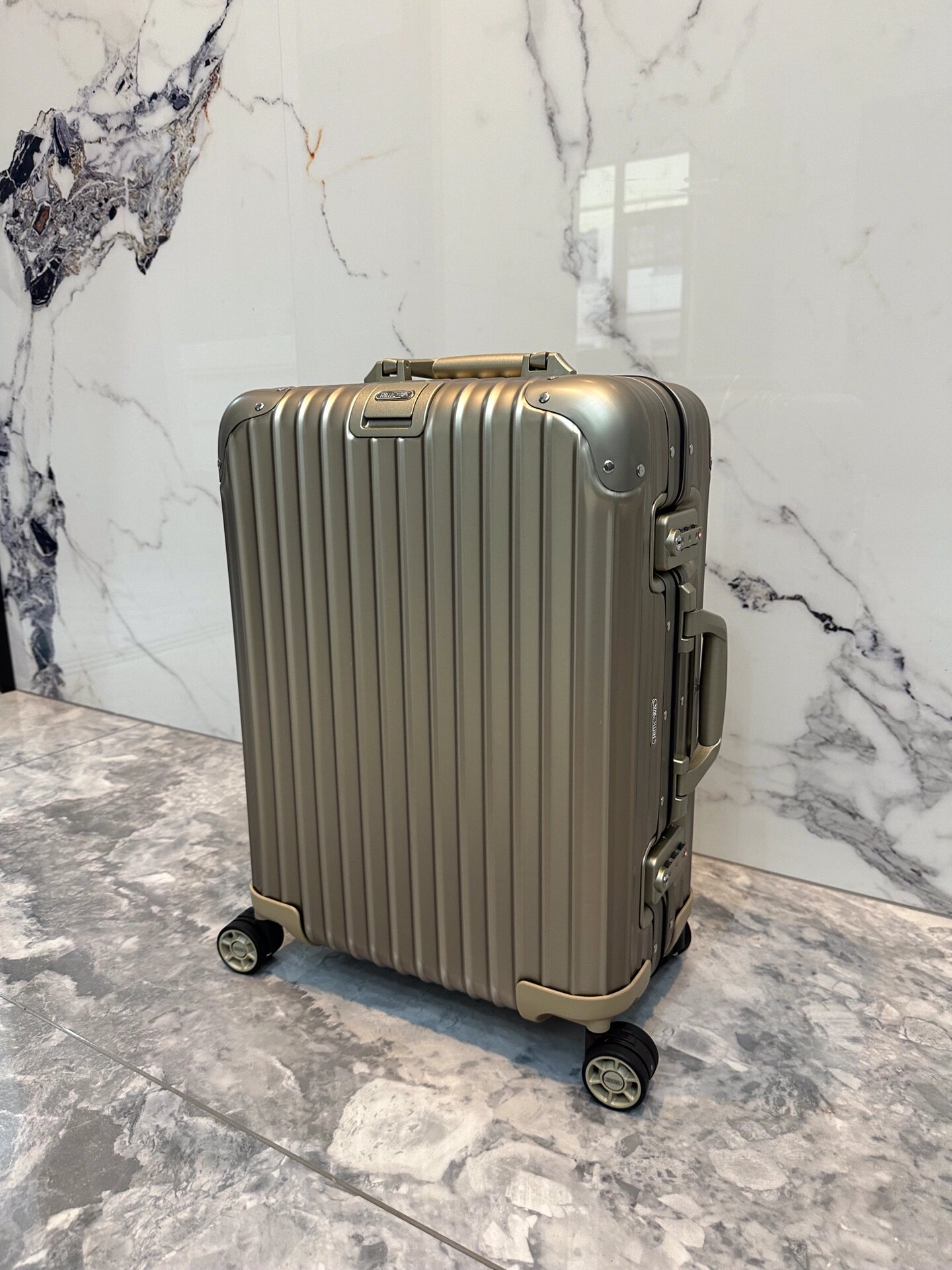 美炸了7515日默瓦行李箱铝镁合金材质21寸登机